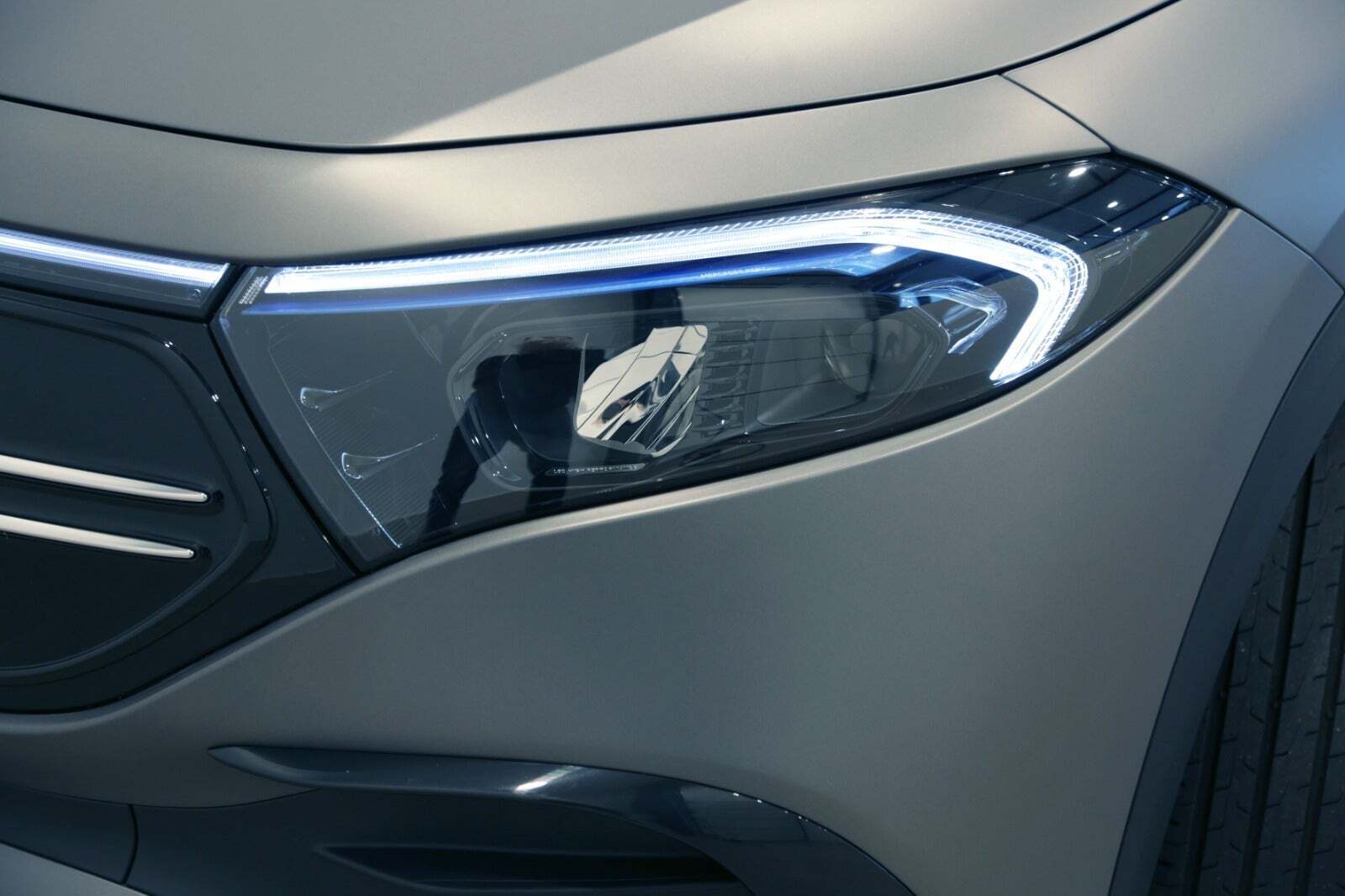 Grå Mercedes EQA250 fra 2023