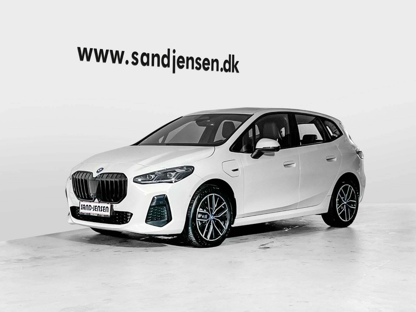 Hvid BMW 225e fra 2023