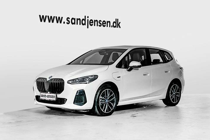 Hvid BMW 225e fra 2023