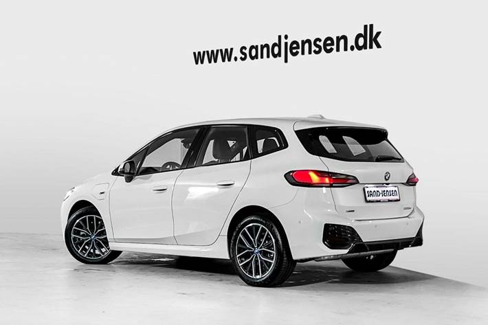 Hvid BMW 225e fra 2023