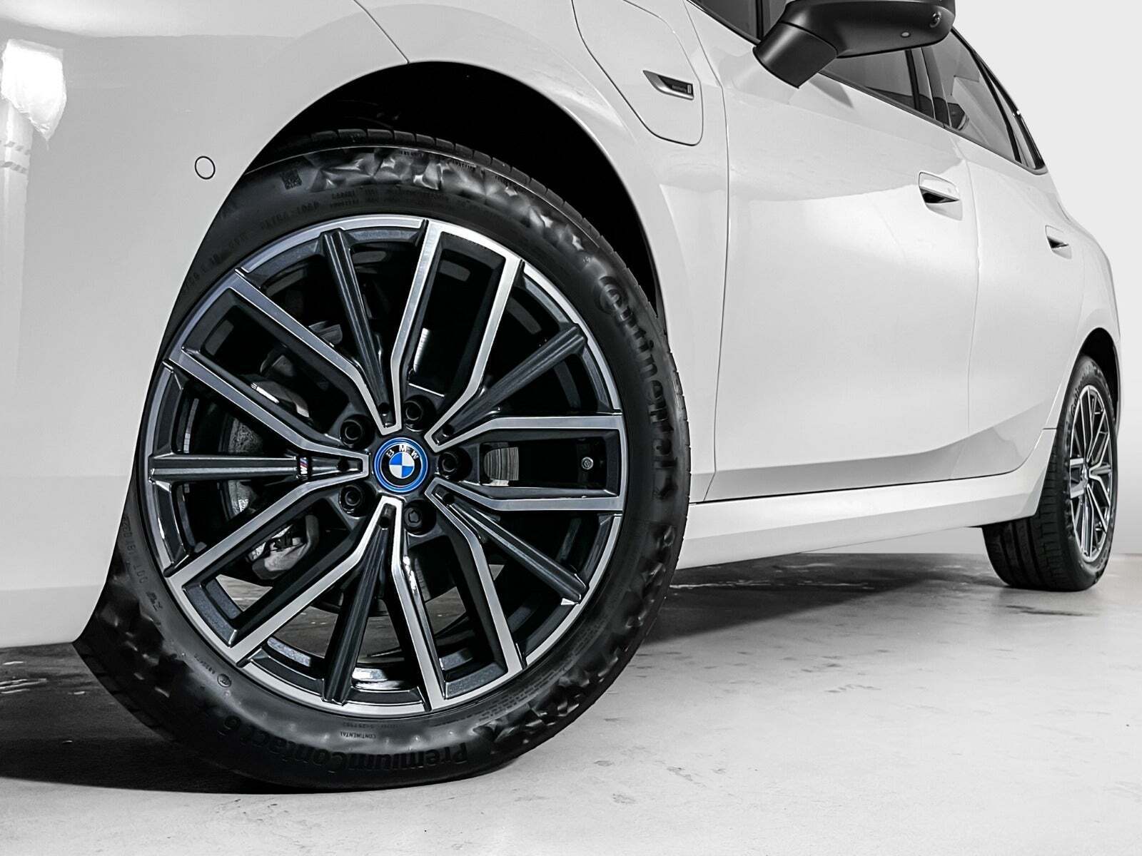 Hvid BMW 225e fra 2023