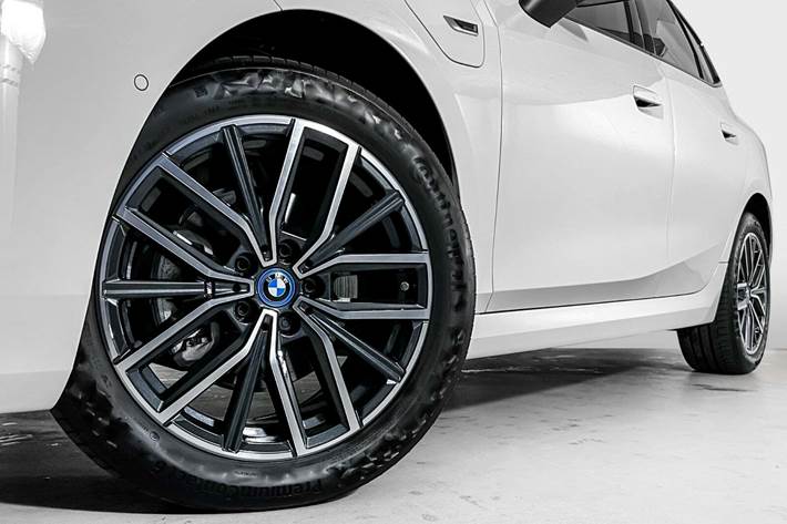 Hvid BMW 225e fra 2023