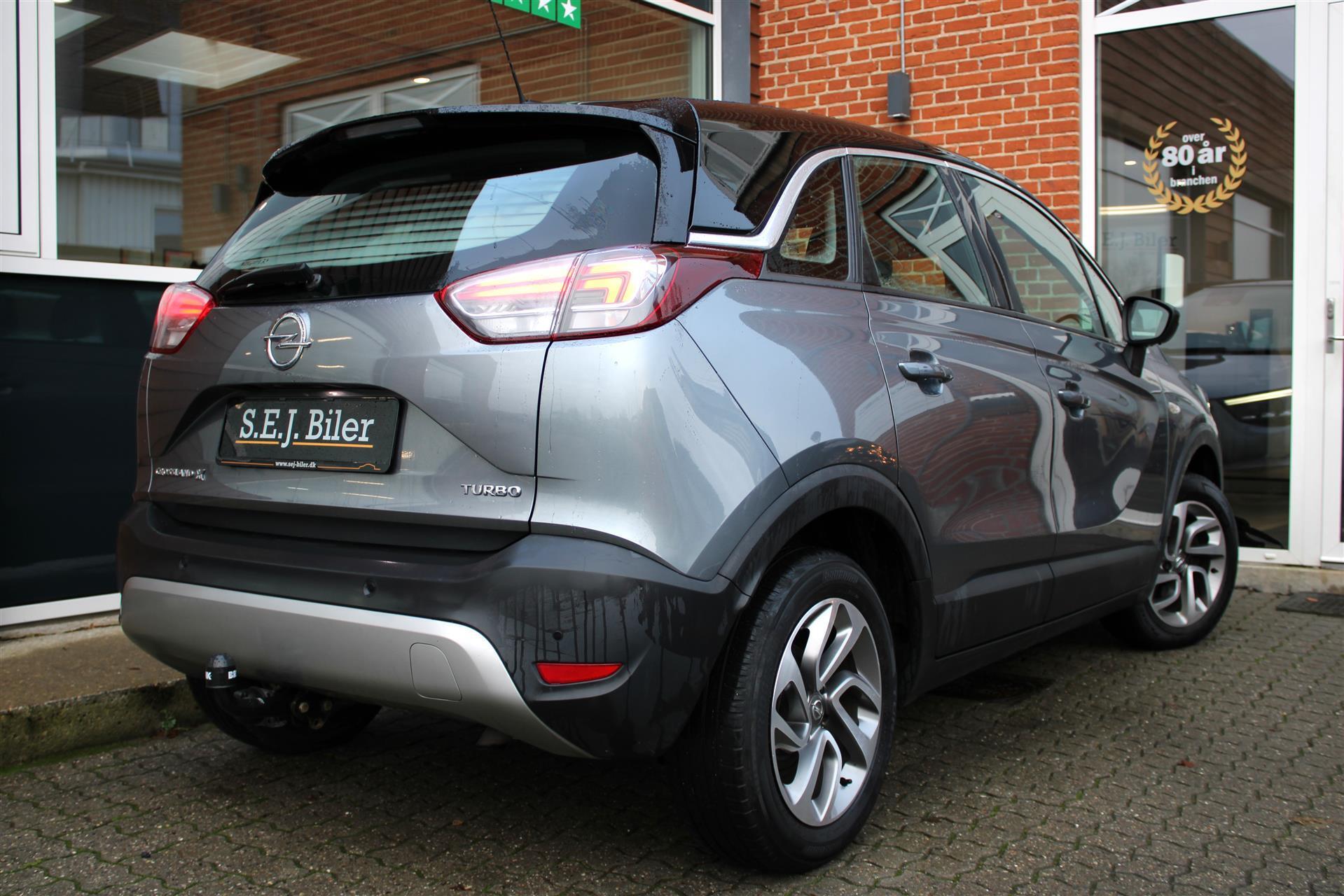 Grå Opel Crossland X fra 2017