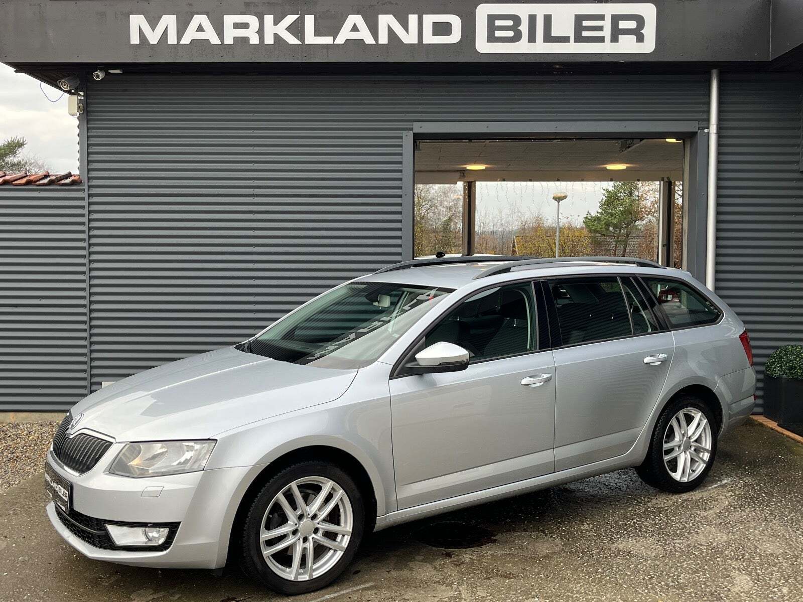 Grå Skoda Octavia fra 2014