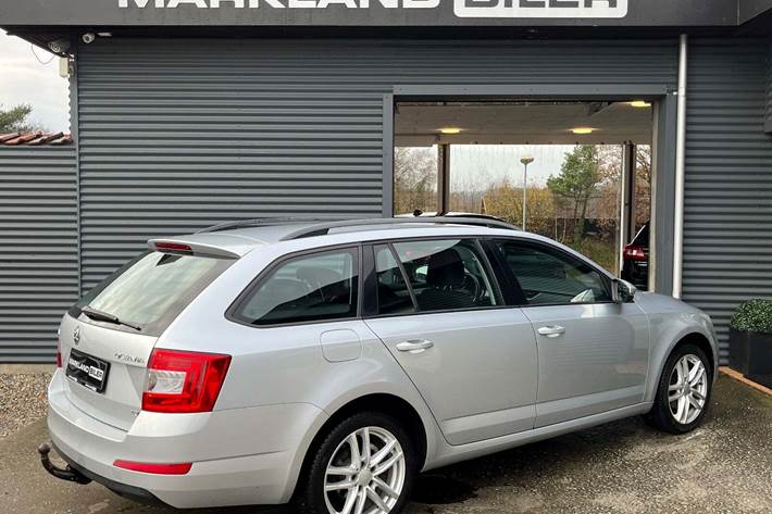 Grå Skoda Octavia fra 2014