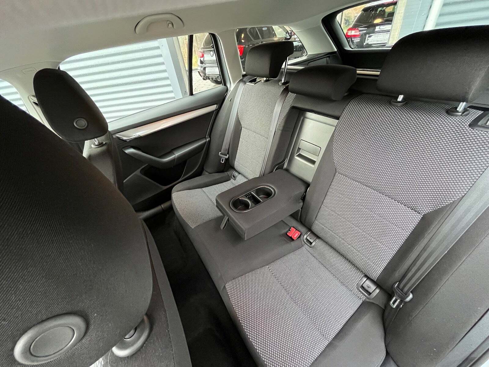 Grå Skoda Octavia fra 2014