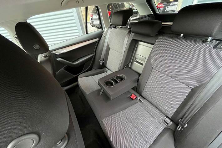 Grå Skoda Octavia fra 2014