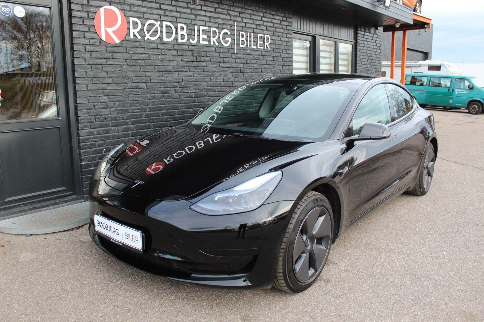 Grå Tesla Model 3 fra 2022