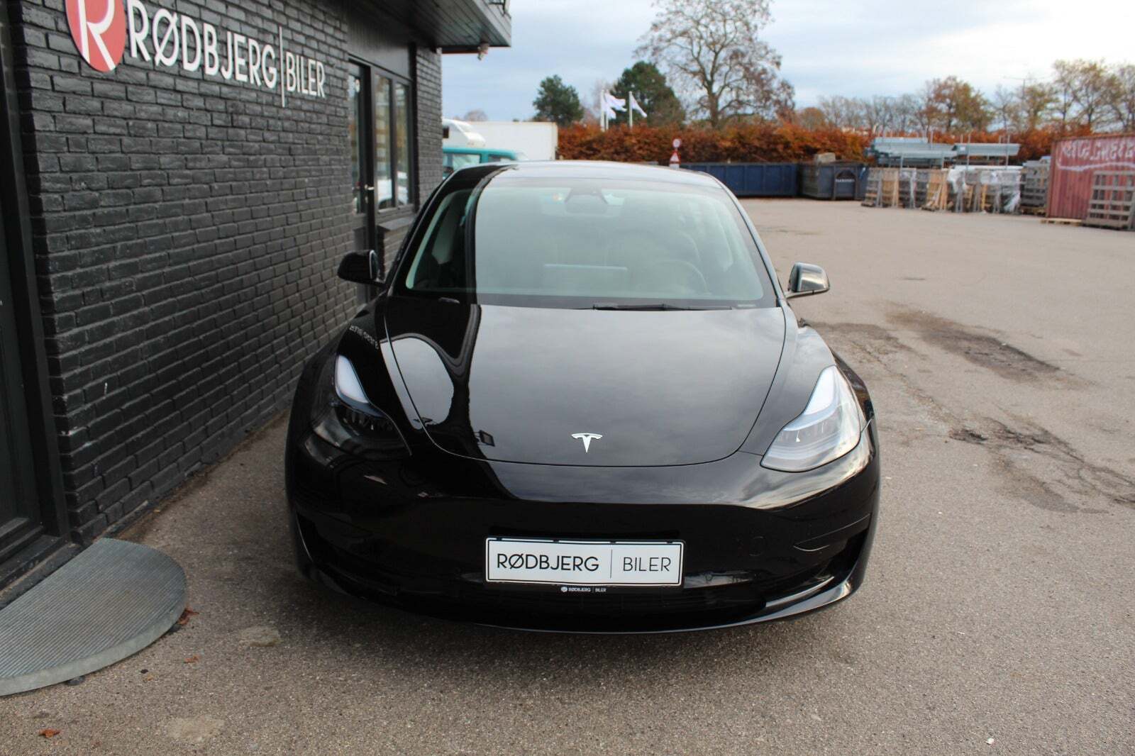 Grå Tesla Model 3 fra 2022