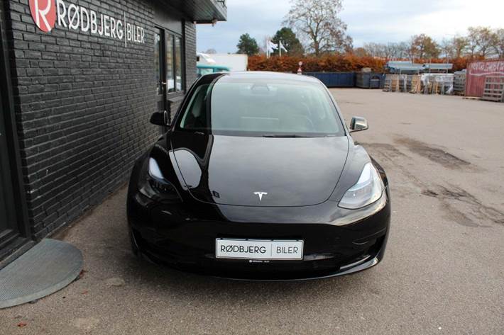 Grå Tesla Model 3 fra 2022