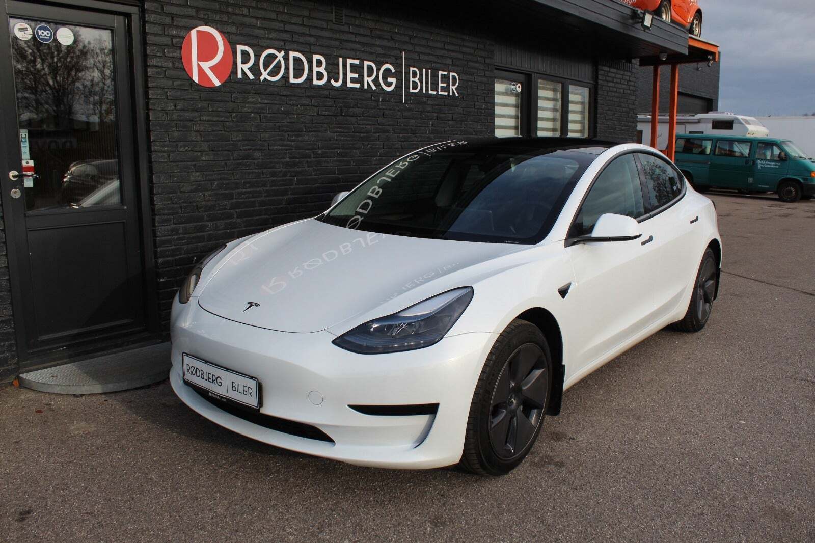 Grå Tesla Model 3 fra 2023