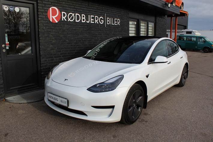 Grå Tesla Model 3 fra 2023