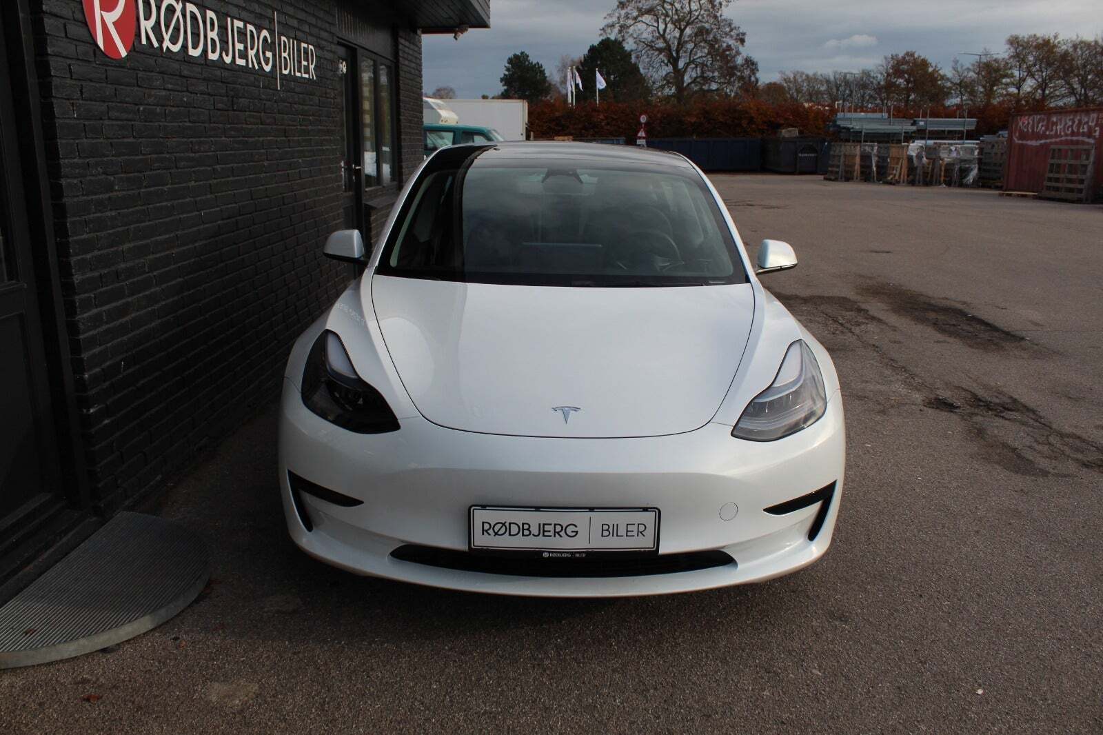 Grå Tesla Model 3 fra 2023