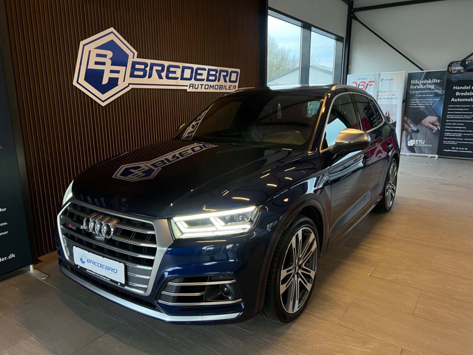 Blå Audi SQ5 fra 2018 set udefra