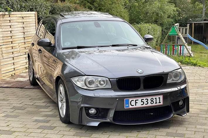 Grå BMW 120 fra 2005