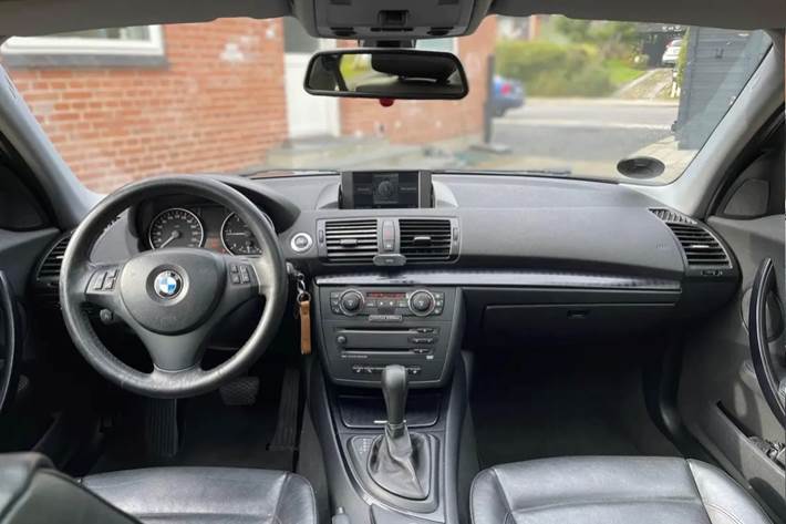Grå BMW 120 fra 2005