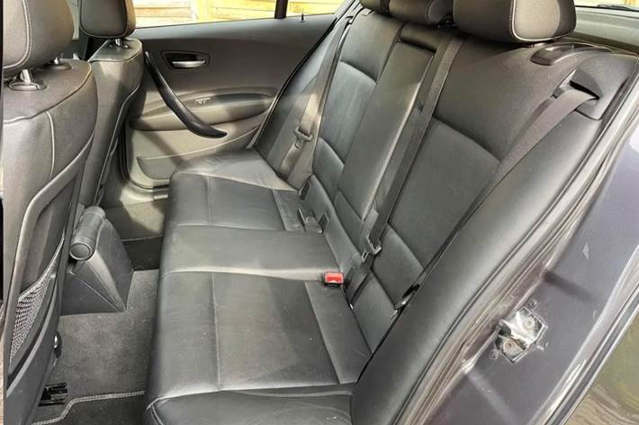 Grå BMW 120 fra 2005