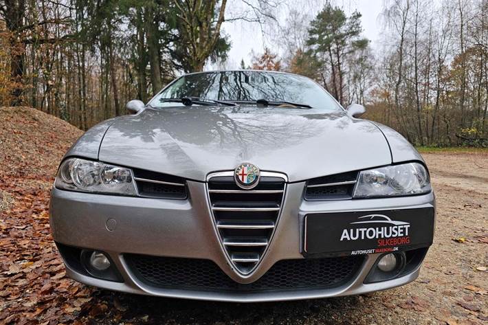 Grå Alfa Romeo 156 fra 2005
