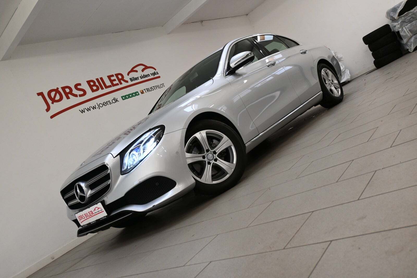 Sølv Mercedes E200 fra 2017 set udefra