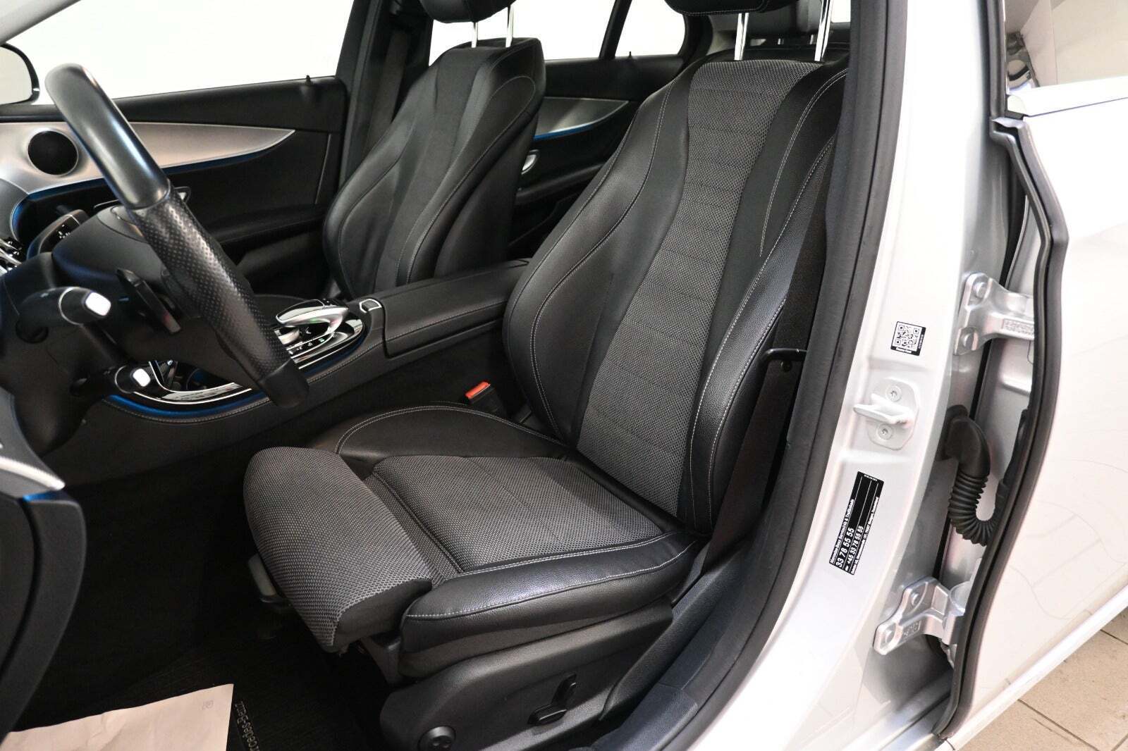 Sølv Mercedes E200 fra 2017 set indefra