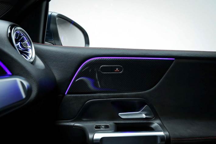 Blå Mercedes GLB200 fra 2022