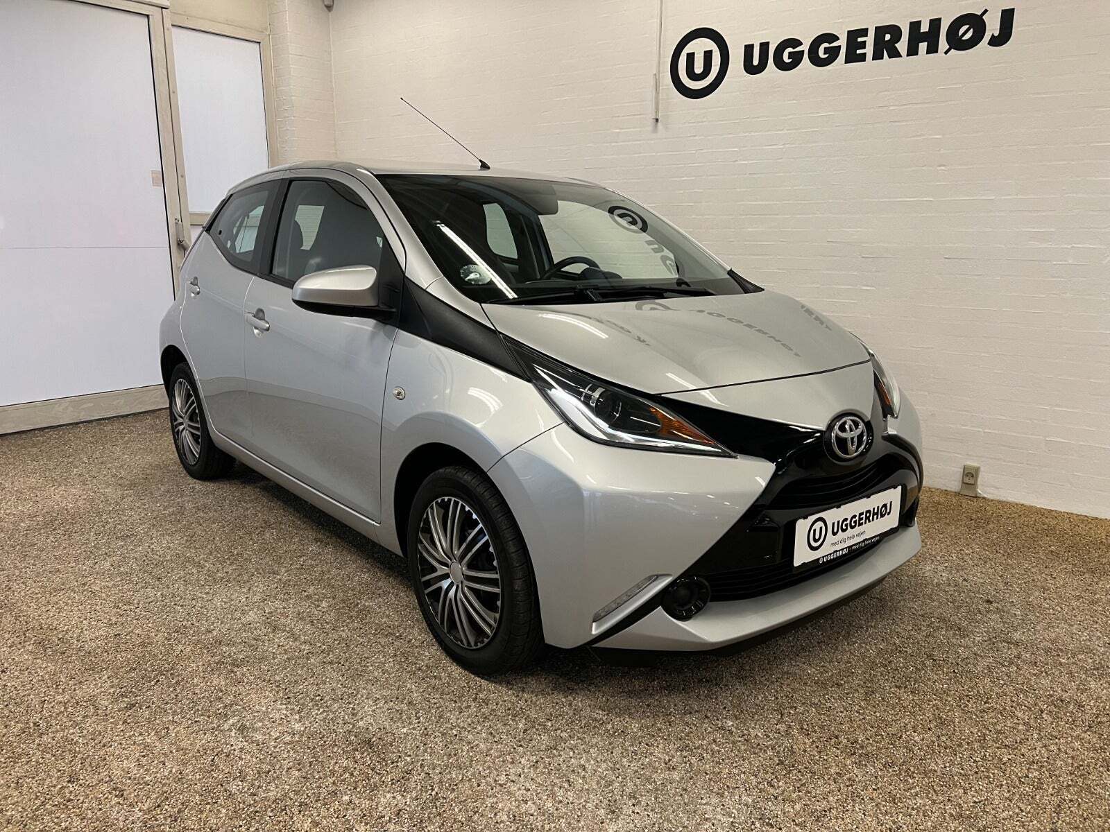 Grå Toyota Aygo fra 2015