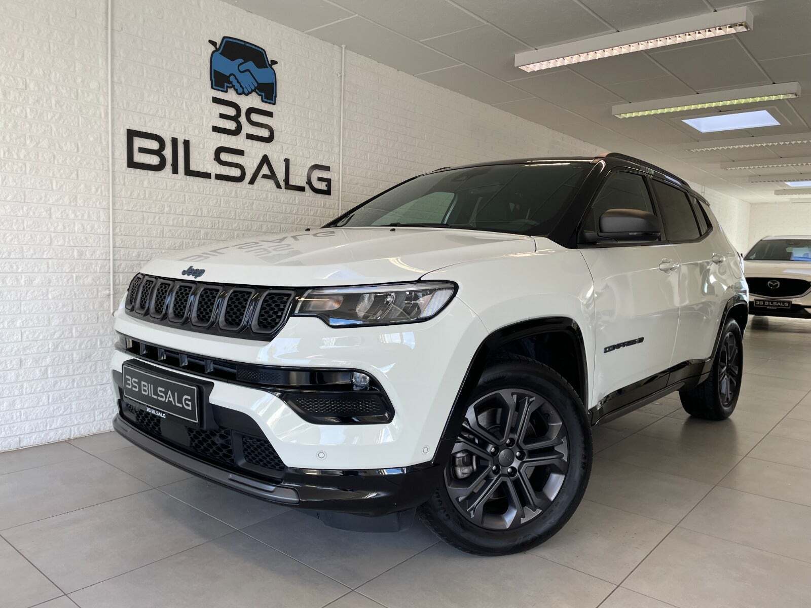 Hvid Jeep Compass fra 2021