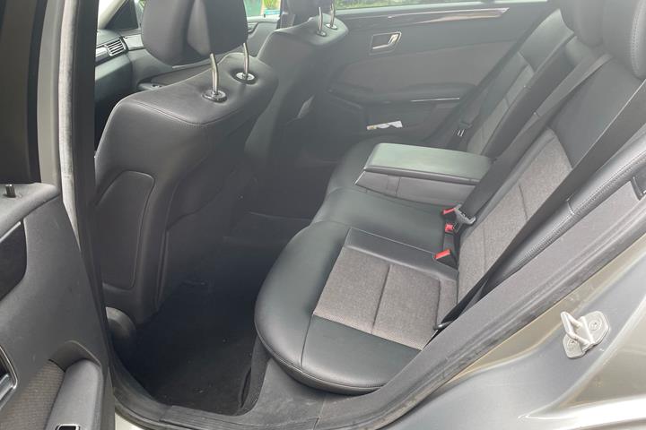 Grå Mercedes E350 d fra 2012