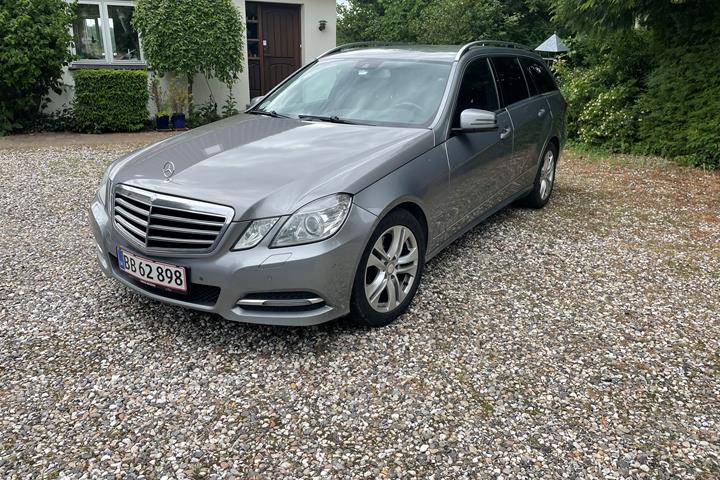 Grå Mercedes E350 d fra 2012