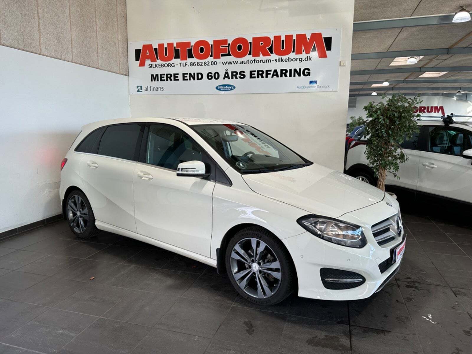 Hvid Mercedes B200 fra 2016