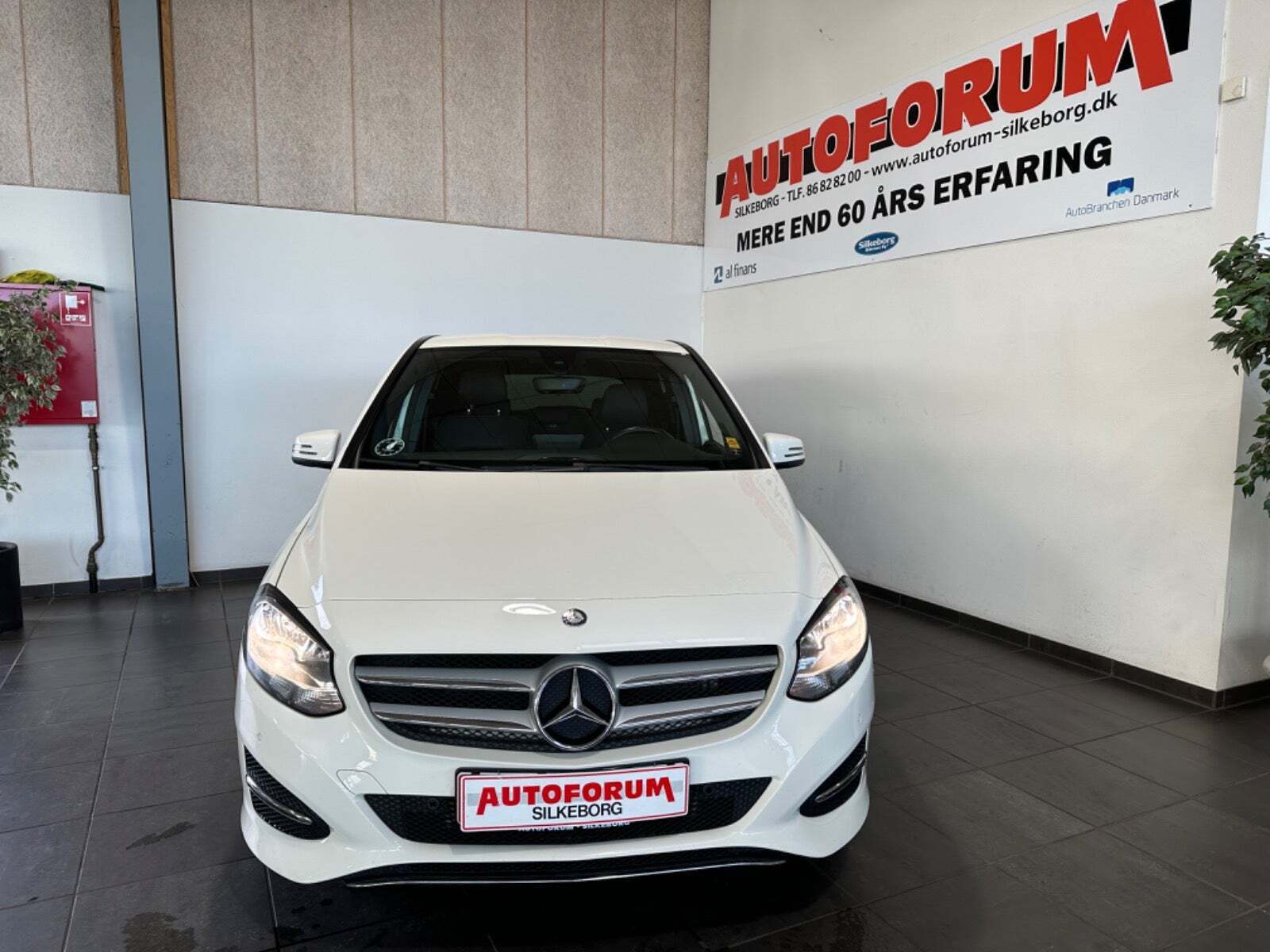Hvid Mercedes B200 fra 2016
