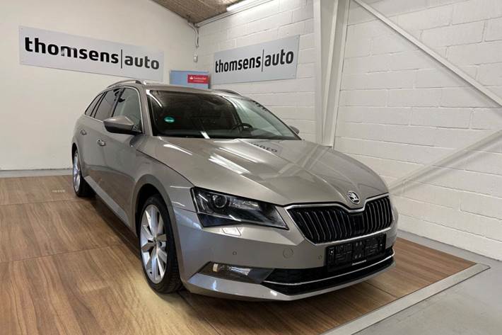 Orange Skoda Superb fra 2018 set udefra