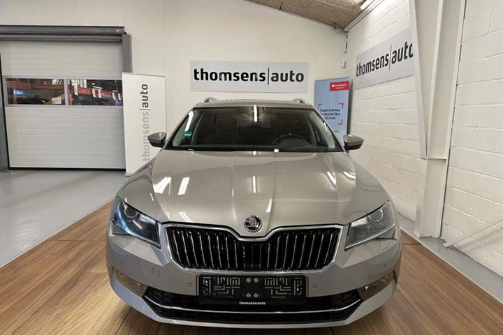 Orange Skoda Superb fra 2018