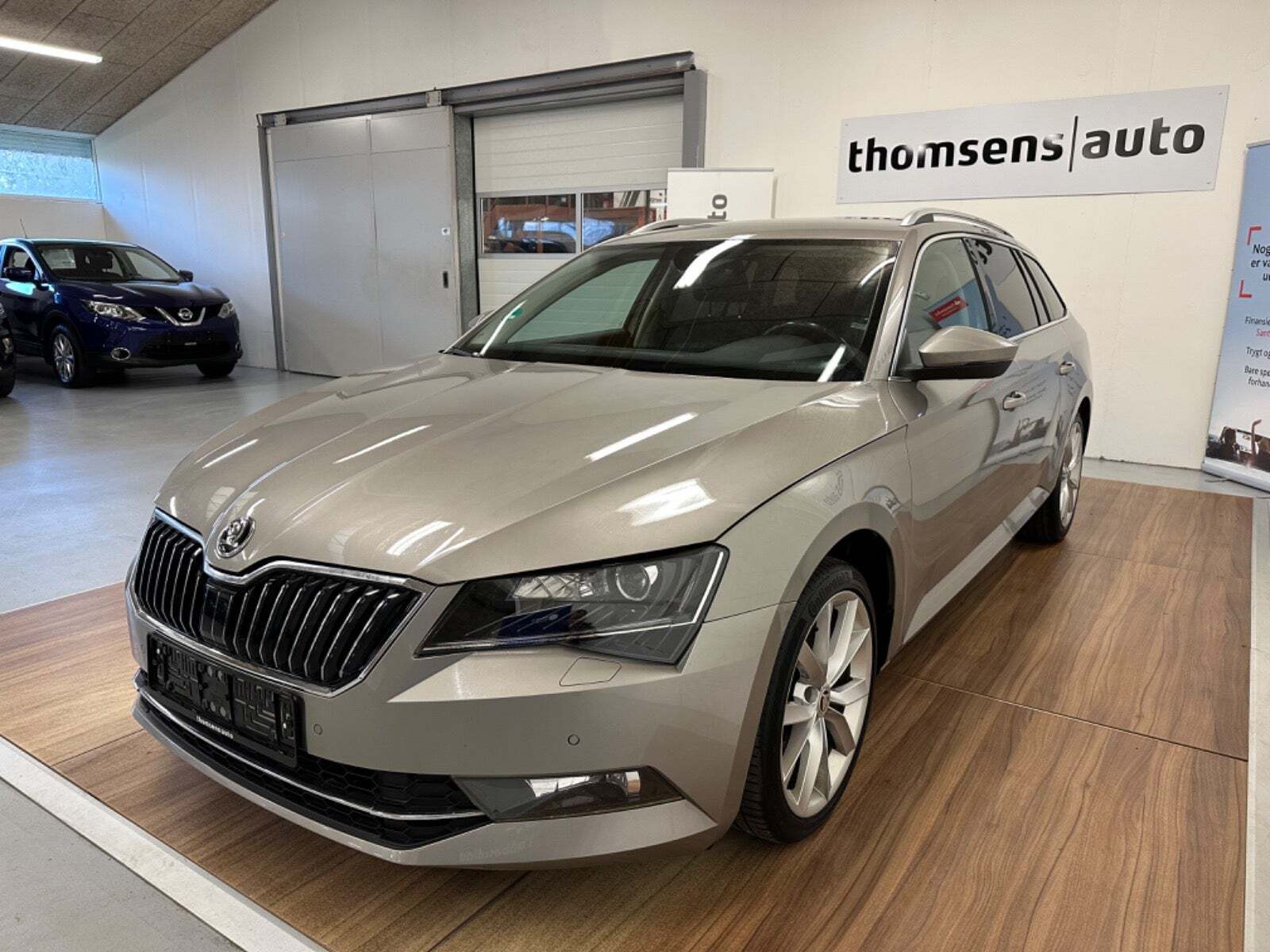 Orange Skoda Superb fra 2018