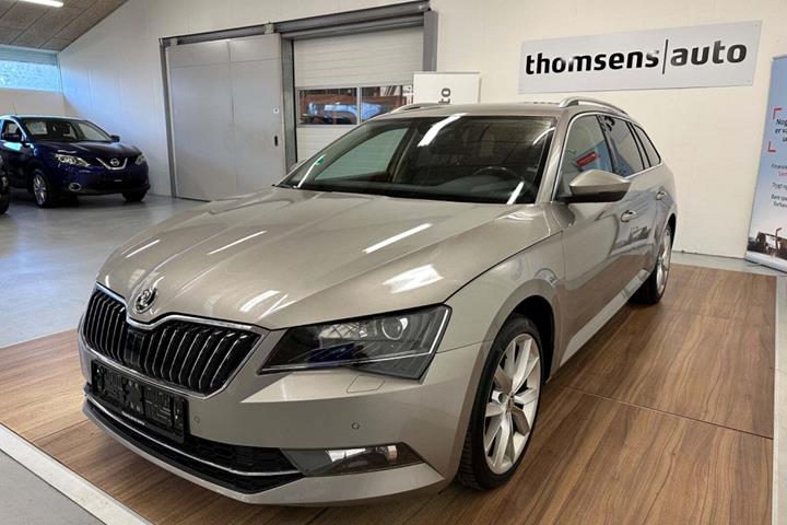 Orange Skoda Superb fra 2018
