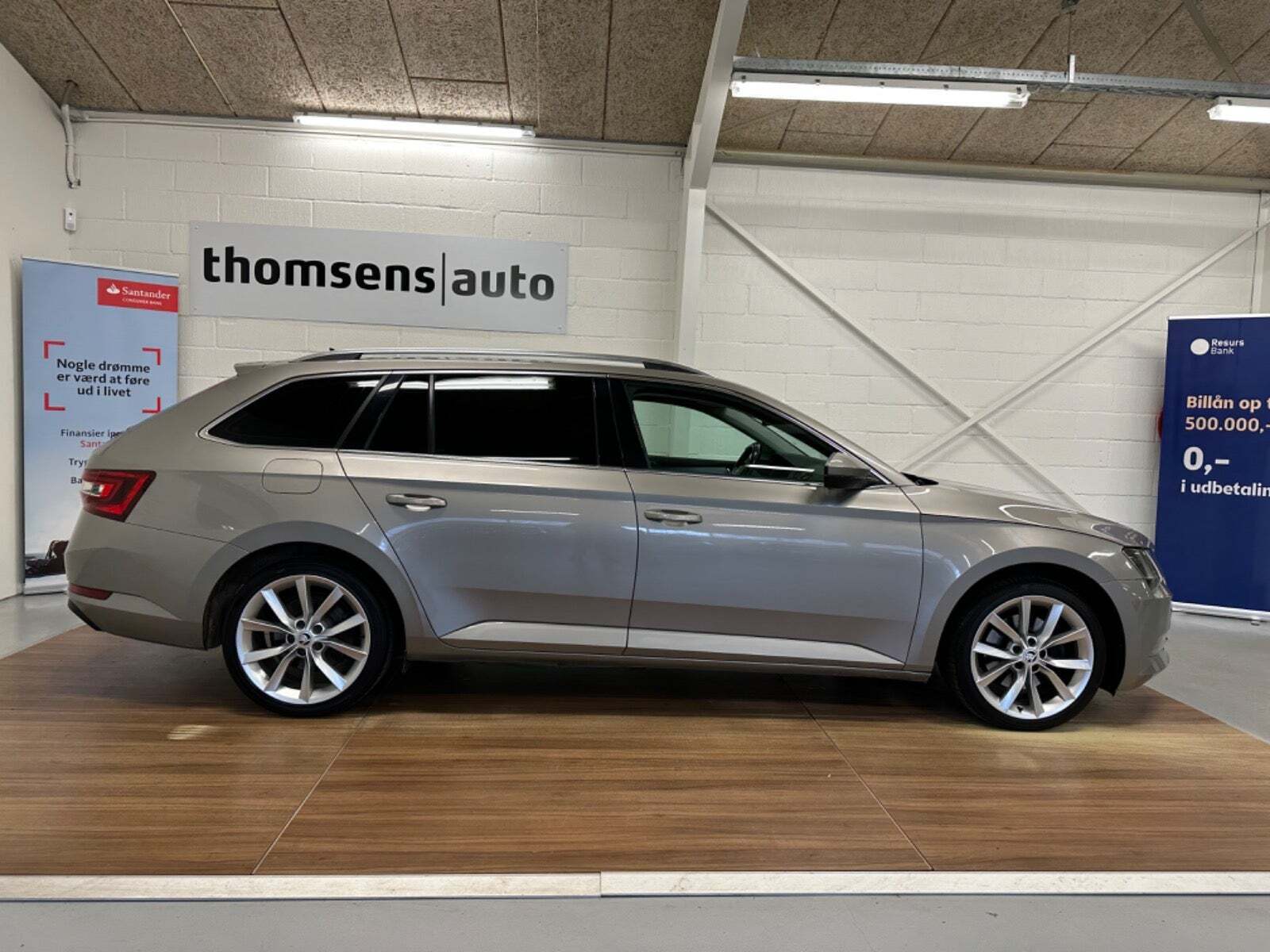 Orange Skoda Superb fra 2018