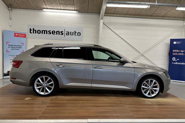 Orange Skoda Superb fra 2018