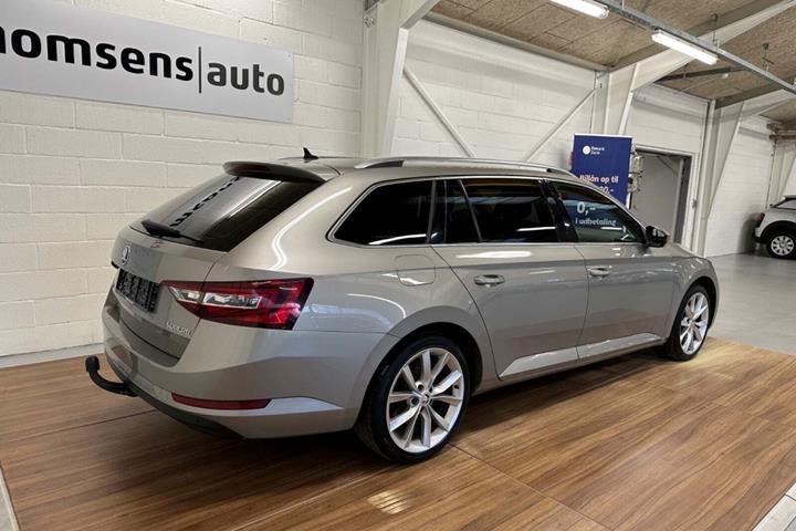 Orange Skoda Superb fra 2018