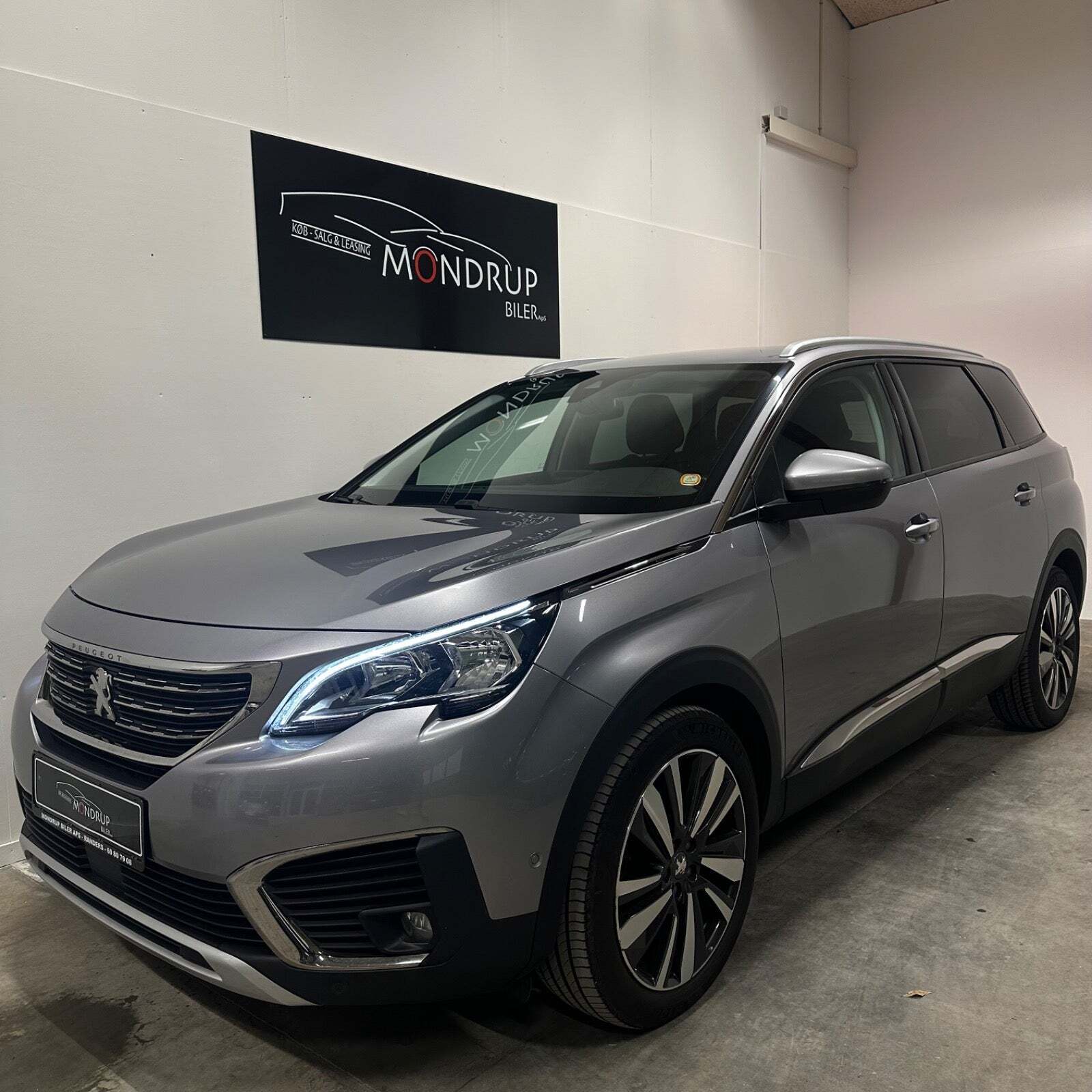 Grå Peugeot 5008 fra 2018