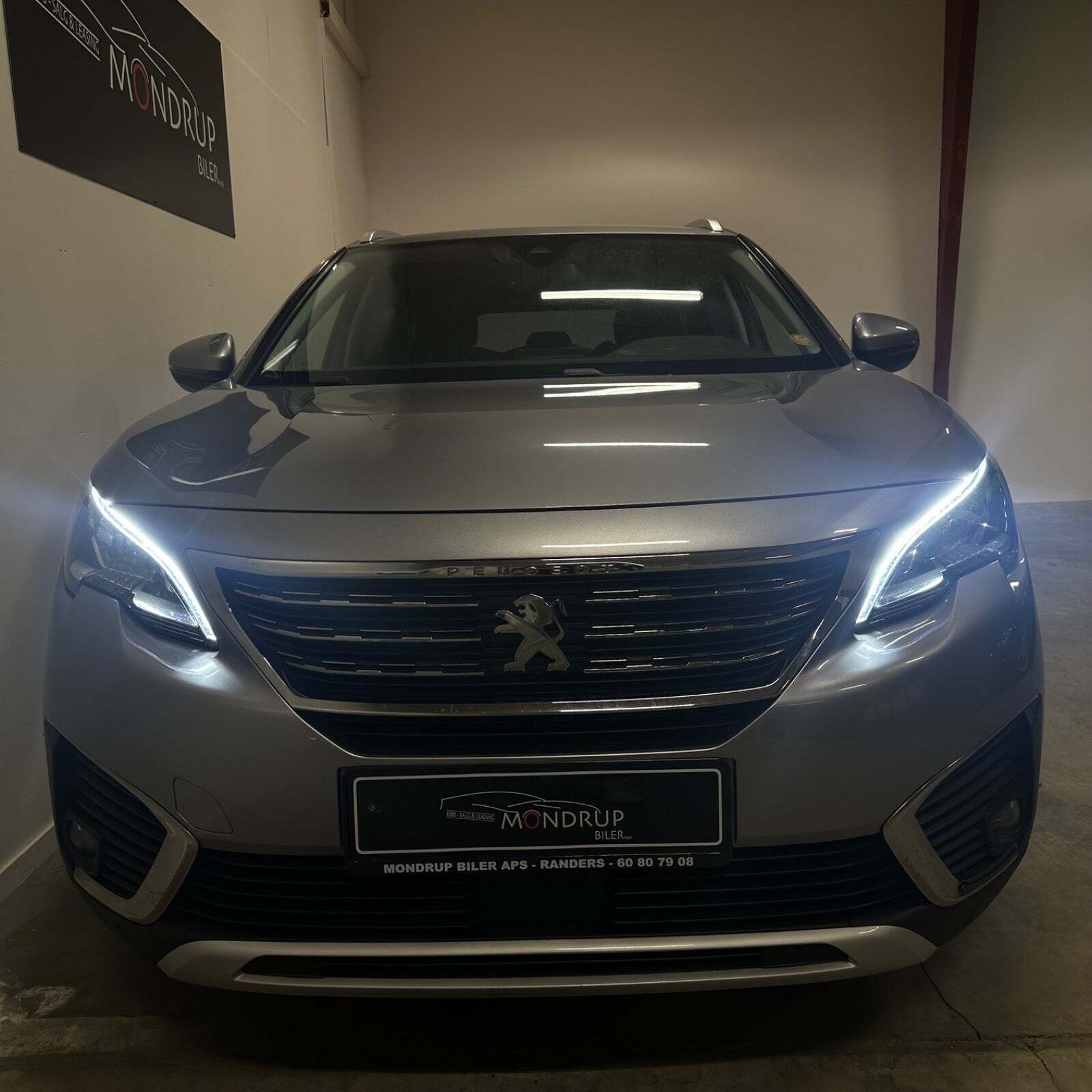 Grå Peugeot 5008 fra 2018