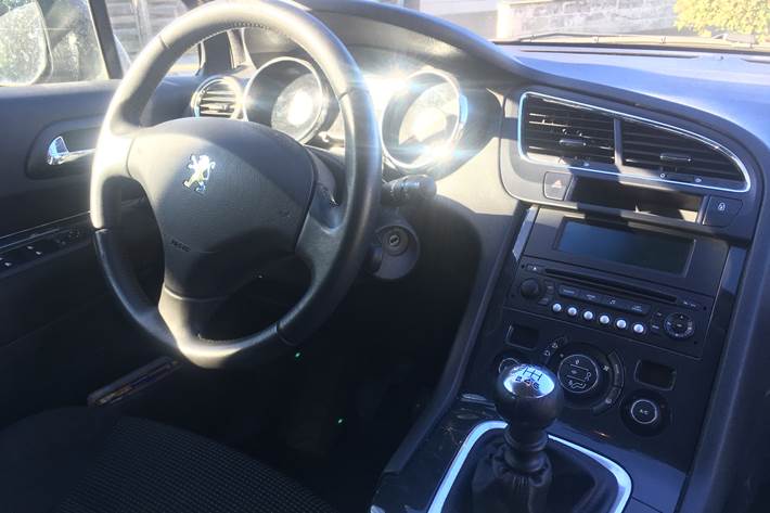 Grå Peugeot 5008 fra 2010