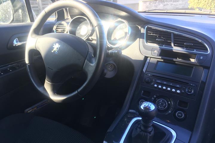 Grå Peugeot 5008 fra 2010