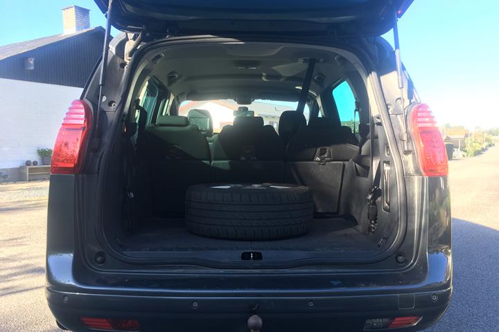 Grå Peugeot 5008 fra 2010