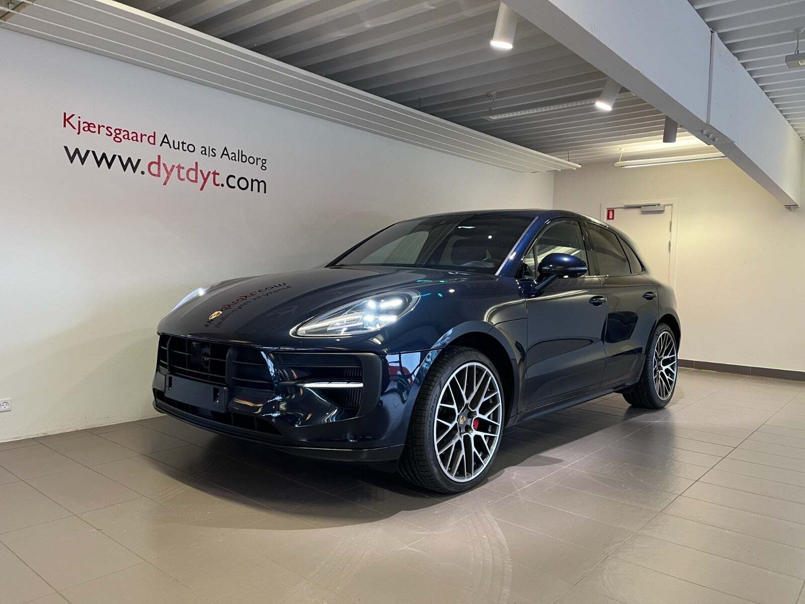 Blå Porsche Macan GTS fra 2020 set udefra