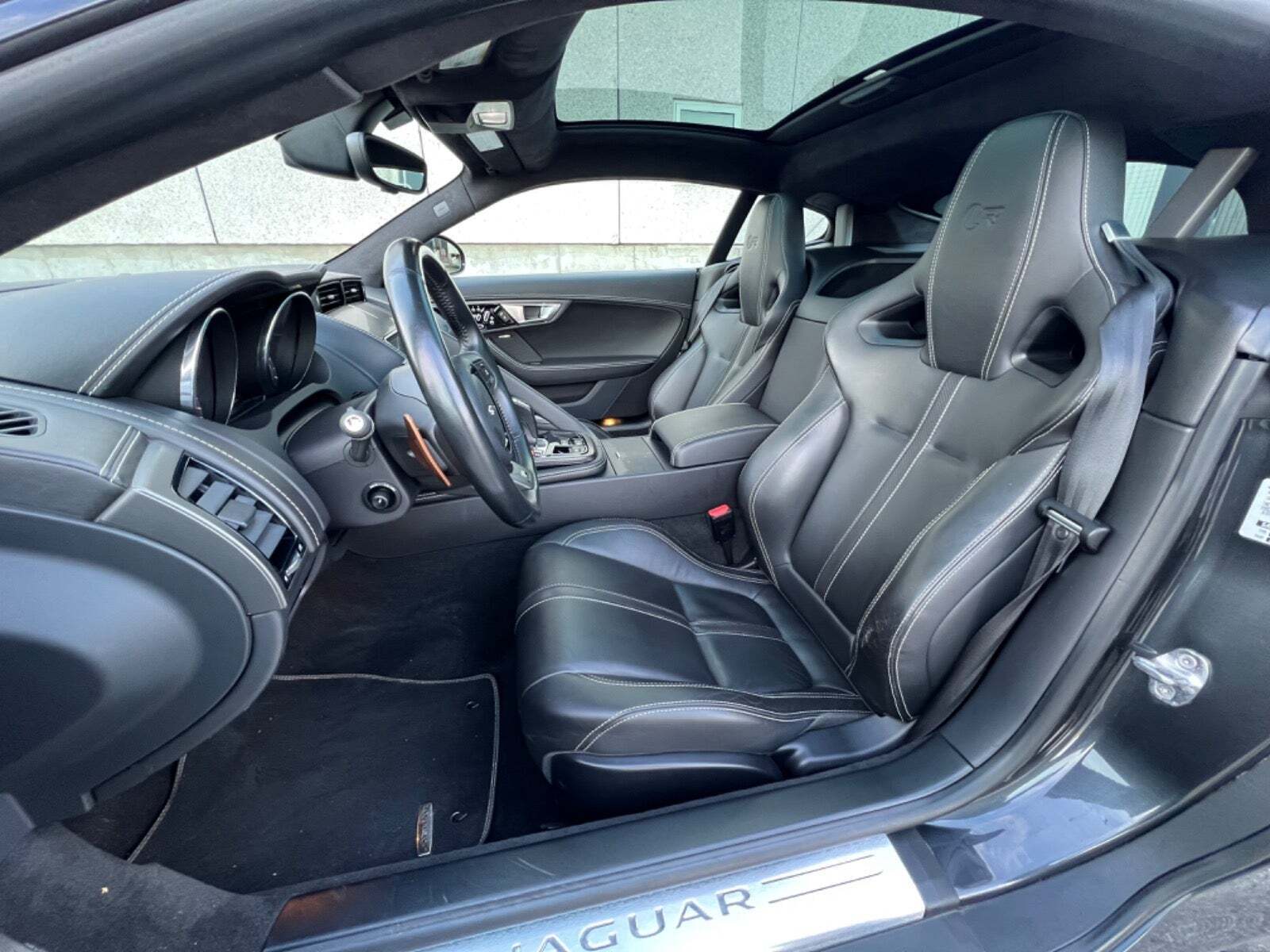 Sort Jaguar F-Type fra 2015