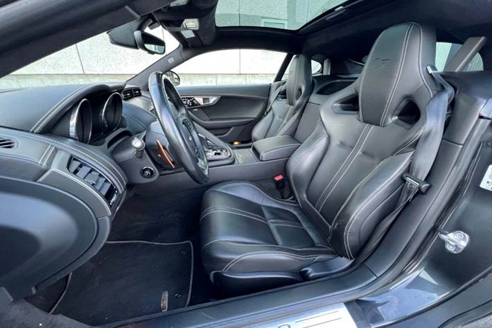 Sort Jaguar F-Type fra 2015