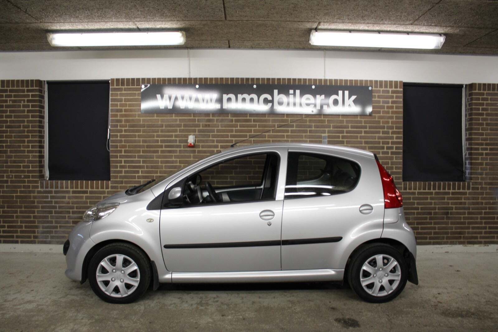 Grå Peugeot 107 fra 2008