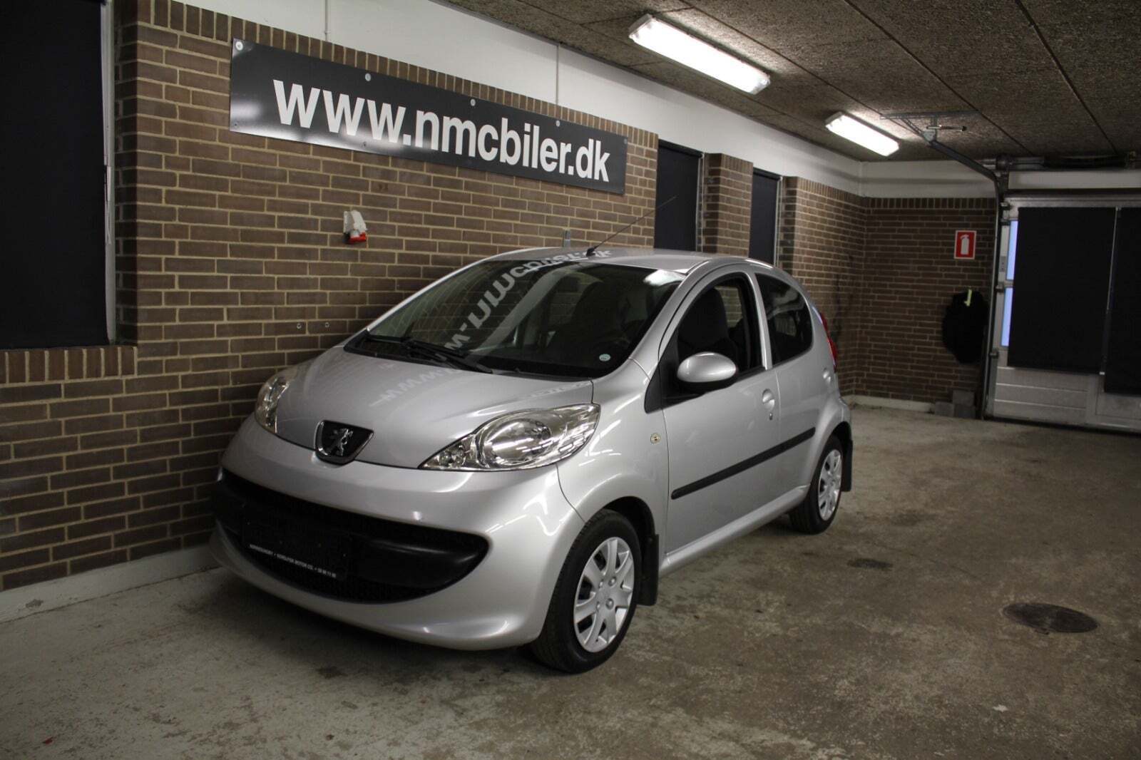 Grå Peugeot 107 fra 2008