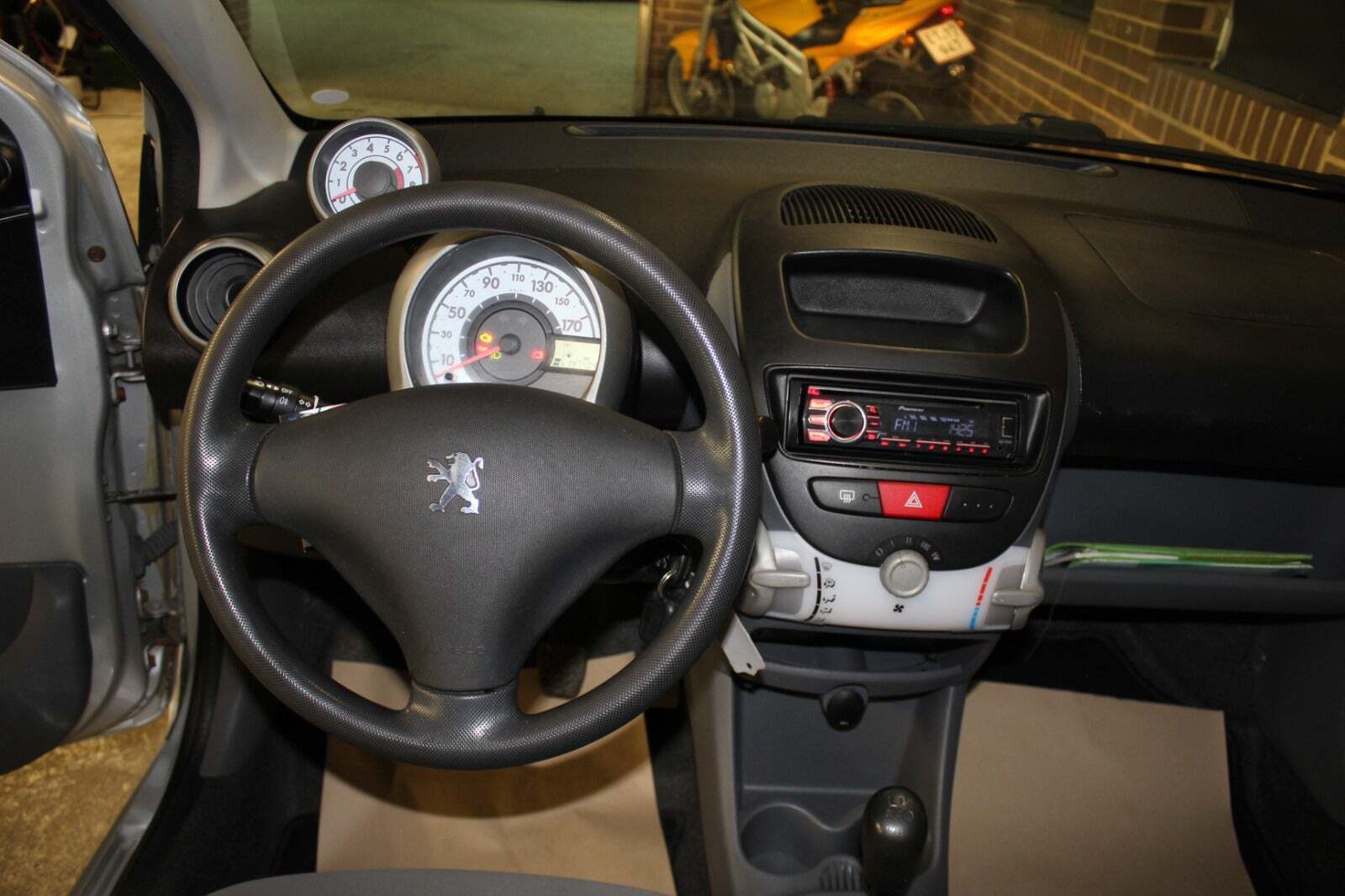 Grå Peugeot 107 fra 2008