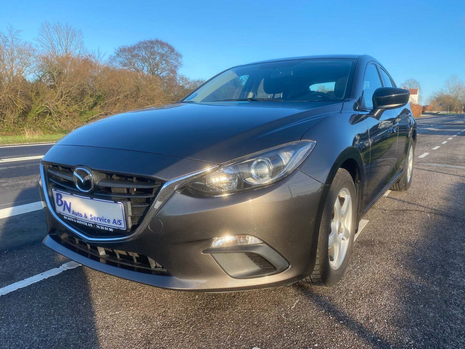 Brun Mazda 3 fra 2016